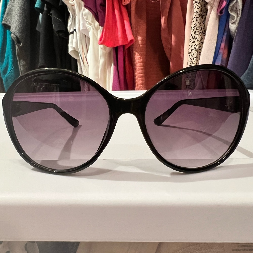 O by Oscar de la Renta oversized black sunglasses